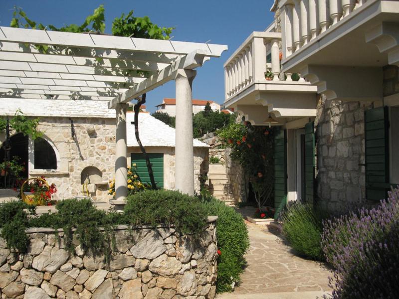 Apartments Nejasmic - Little House For Peaceful And Domestic Vacation Bol Eksteriør billede