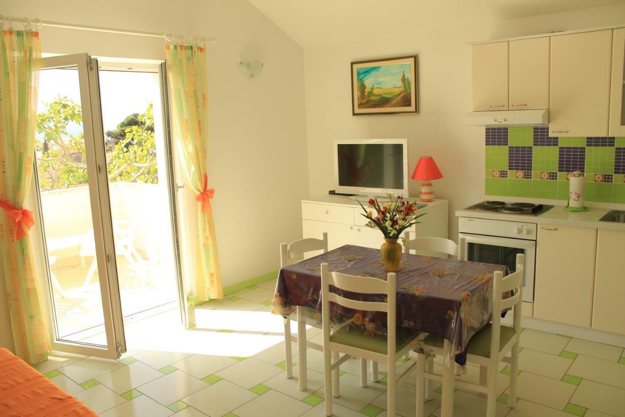 Apartments Nejasmic - Little House For Peaceful And Domestic Vacation Bol Eksteriør billede