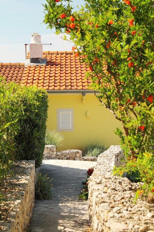 Apartments Nejasmic - Little House For Peaceful And Domestic Vacation Bol Eksteriør billede